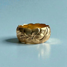 Load image into Gallery viewer, Scalloped Shiny Maile &amp; Hibiscus with Leaves 10mm Ring in 14K Yellow Gold in size 10 1/4
