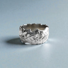 Load image into Gallery viewer, Scalloped Shiny Maile &amp; Hibiscus 12mm Ring in 14K White Gold in size 10 5/8
