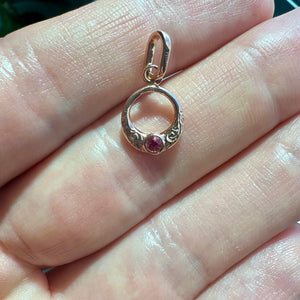 Small round pendant with sapphire in pink gold