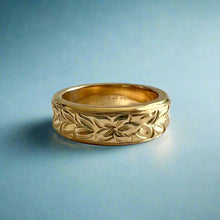 Load image into Gallery viewer, Concave Shiny Maile &amp; Hibiscus 6mm Ring in 14K Yellow Gold in size 6
