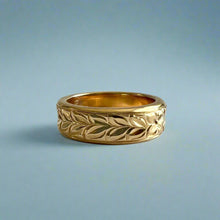 Load image into Gallery viewer, Concave Shiny Maile &amp; Hibiscus 6mm Ring in 14K Yellow Gold in size 6

