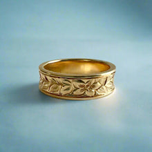 Load image into Gallery viewer, Concave Shiny Maile &amp; Hibiscus 6mm Ring in 14K Yellow Gold in size 6 3/4
