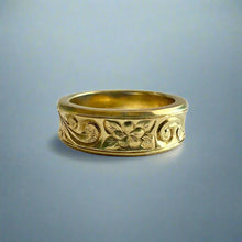 Load image into Gallery viewer, Concave Old English &amp; Plumeria 6mm Ring in 14K Green Gold in size 5 1/4
