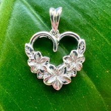 Load image into Gallery viewer, Hawaiian flower pendant in White Gold
