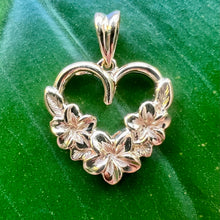 Load image into Gallery viewer, Hawaiian flower pendant in Yellow Gold
