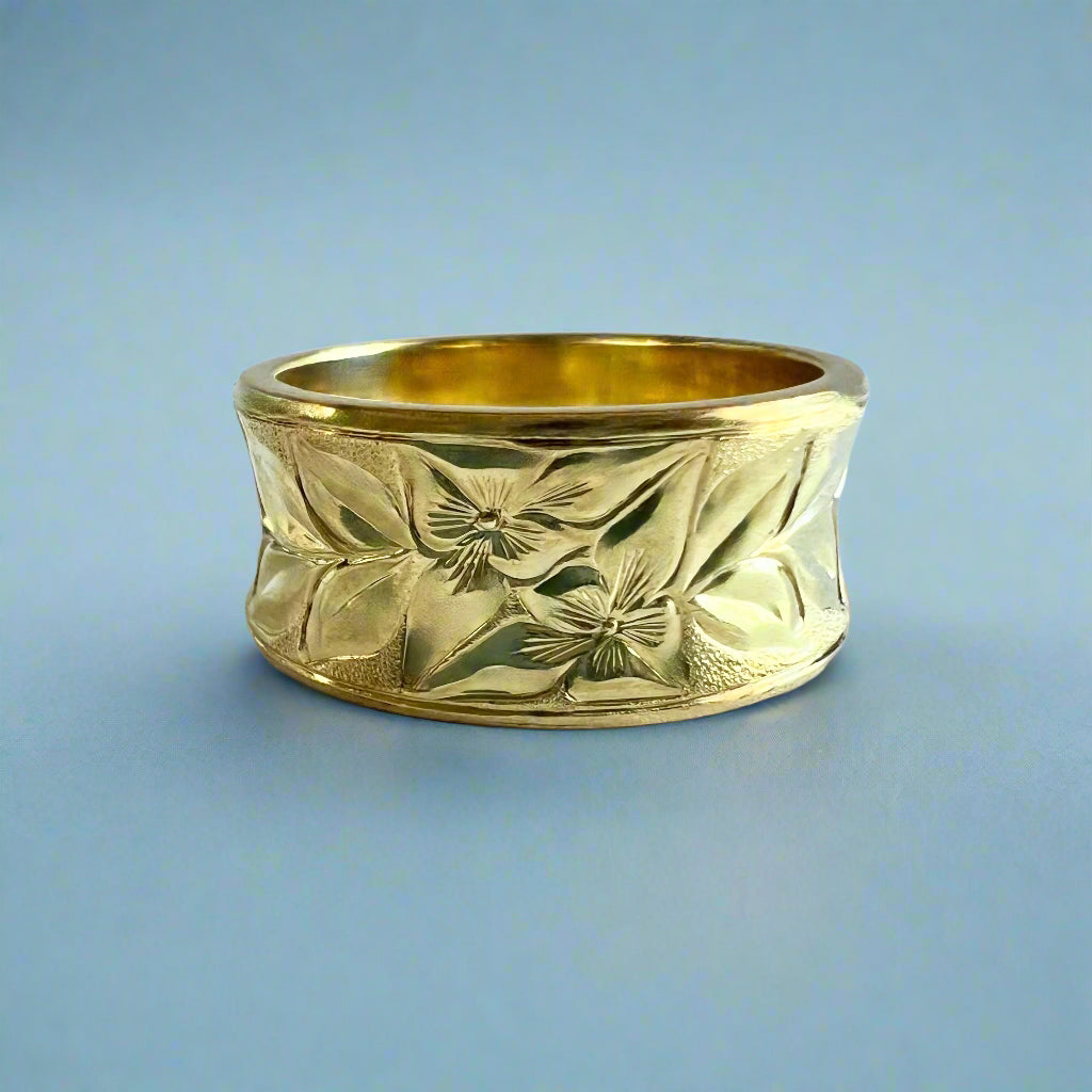 Concave Hibiscus Kiss Design with Shiny Maile 10mm Ring in 14K Green Gold in size 10 1/4