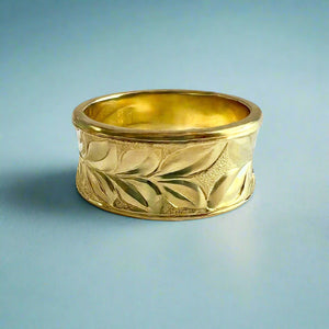 Concave Hibiscus Kiss Design with Shiny Maile 10mm Ring in 14K Green Gold in size 10 1/4