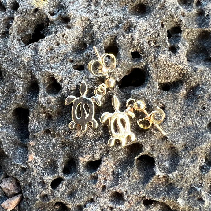 Hawaiian Petroglyph Turtle Dangle Earrings in Yellow Gold
