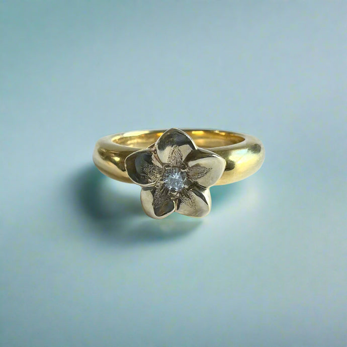 Two-tone Simply Romantic Ring with Diamond in 18K Gold