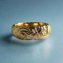 Load image into Gallery viewer, Tri-Color Scalloped 6mm Hibiscus &amp; Old English Hawaiian Ring in 14K Gold
