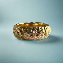 Load image into Gallery viewer, Tri-Color Scalloped 6mm Hibiscus &amp; Old English Hawaiian Ring in 14K Gold
