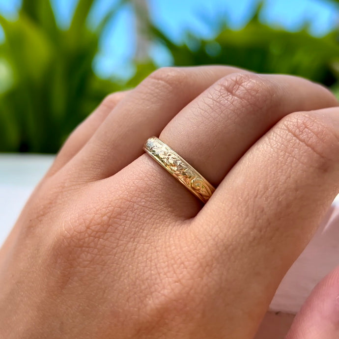 Shiny Old English & Hibiscus 4mm Hawaiian Ring in 14K Yellow Gold in size 7 3/4
