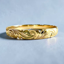 Load image into Gallery viewer, Scalloped Old English &amp; 2x Hibiscus 8mm Bangle Bracelet in 14K Yellow Gold in size 7 1/2
