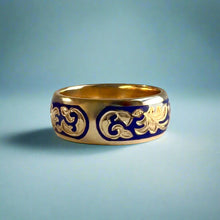Load image into Gallery viewer, Ali&#39;i 8mm Ring with Gecko in 14K Yellow Gold in size 9 1/4
