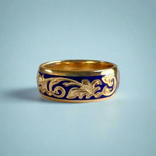 Load image into Gallery viewer, Ali&#39;i 8mm Ring with Gecko in 14K Yellow Gold in size 9 1/4
