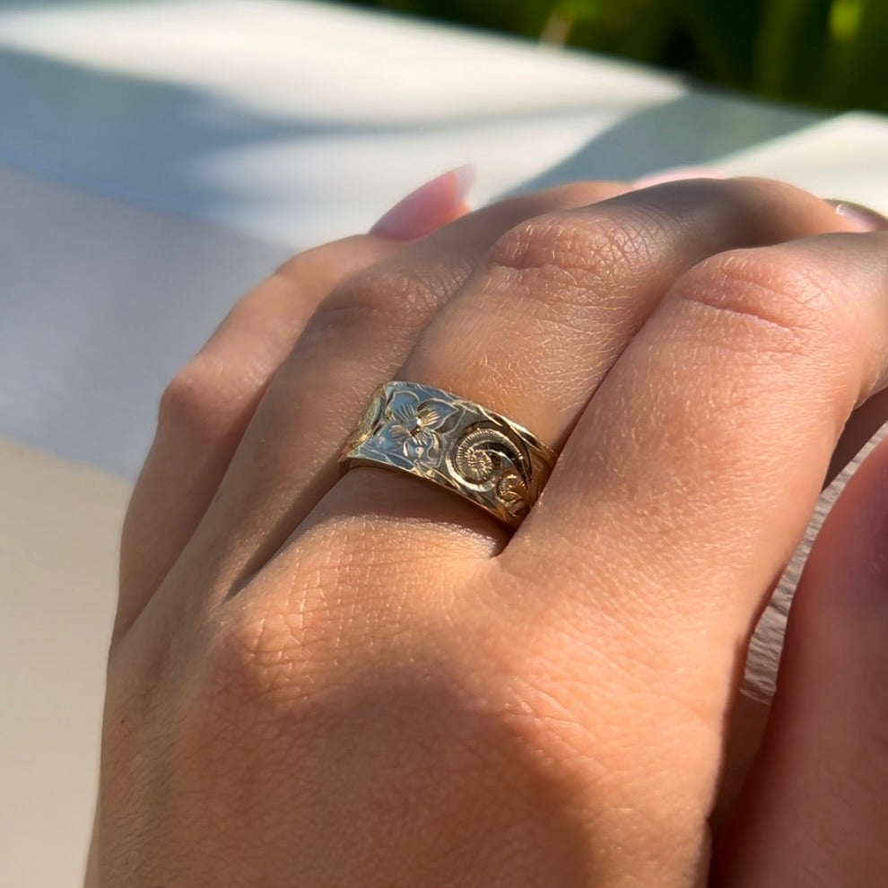 Old English & Hibiscus 8mm Hawaiian Flat Ring in 14K Yellow Gold in size 8 1/2