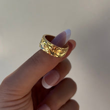 Load image into Gallery viewer, Old English &amp; Hibiscus 8mm Hawaiian Flat Ring in 14K Yellow Gold in size 8 1/2
