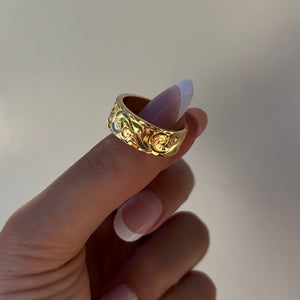 Old English & Hibiscus 8mm Hawaiian Flat Ring in 14K Yellow Gold in size 8 1/2