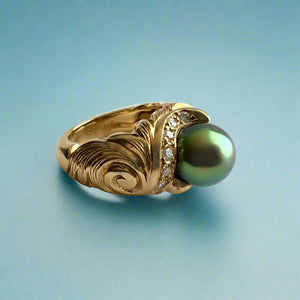 Old English & Diamonds Black Pearl Ring in 14K Yellow Gold in size 5 1/2