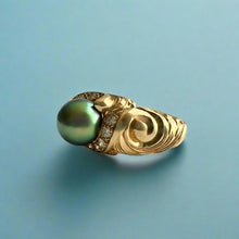 Load image into Gallery viewer, Old English &amp; Diamonds Black Pearl Ring in 14K Yellow Gold in size 5 1/2
