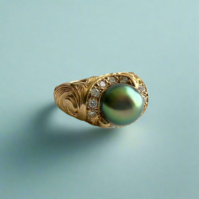 Old English & Diamonds Black Pearl Ring in 14K Yellow Gold in size 5 1/2