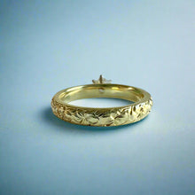 Load image into Gallery viewer, Kaimana Kula Plumeria with Leaves 3mm Solitaire Ring with Diamond in 14K Green Gold in size 3 7/8
