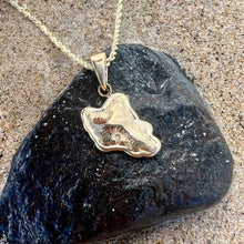 Load image into Gallery viewer, Oahu Island Pendant in 14K Yellow Gold
