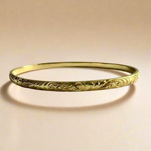 Load image into Gallery viewer, Old English &amp; Hibiscus 4mm Bangle Bracelet in 18K Yellow Gold

