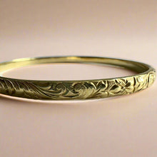 Load image into Gallery viewer, Old English &amp; Hibiscus 4mm Bangle Bracelet in 18K Yellow Gold
