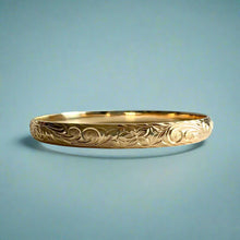 Load image into Gallery viewer, Old English &amp; Hibiscus 6mm Hawaiian Bangle Bracelet in 14K Yellow Gold
