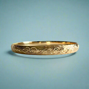 Old English & Hibiscus 6mm Hawaiian Bangle Bracelet in 14K Yellow Gold