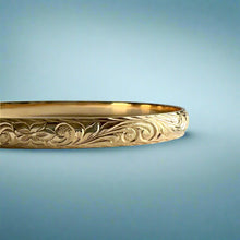 Load image into Gallery viewer, Old English &amp; Hibiscus 6mm Hawaiian Bangle Bracelet in 14K Yellow 
