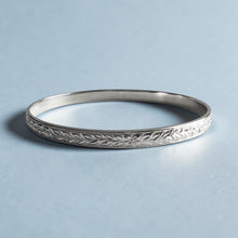 Load image into Gallery viewer, Shiny Maile &amp; Hibiscus 6mm Bangle Bracelet in 14K White Gold in size 8
