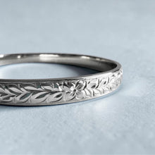 Load image into Gallery viewer, Shiny Maile &amp; Hibiscus 6mm Bangle Bracelet in 14K White Gold in size 8
