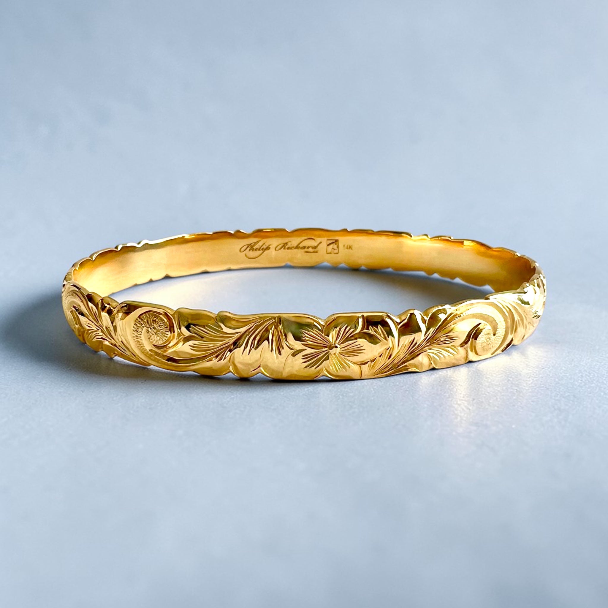 Scalloped Old English & 4x Hibiscus 8mm Bangle Bracelet in 14K Yellow