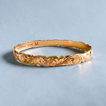 Load image into Gallery viewer, Scalloped Old English &amp; 4x Hibiscus 8mm Makana Bangle Bracelet in 14K Pink Gold in size 7 3/4
