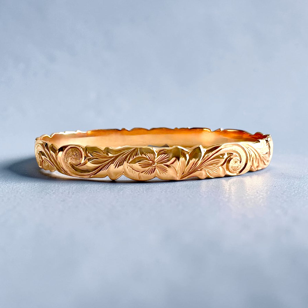 Scalloped Old English & 4x Hibiscus 8mm Makana Bangle Bracelet in 14K