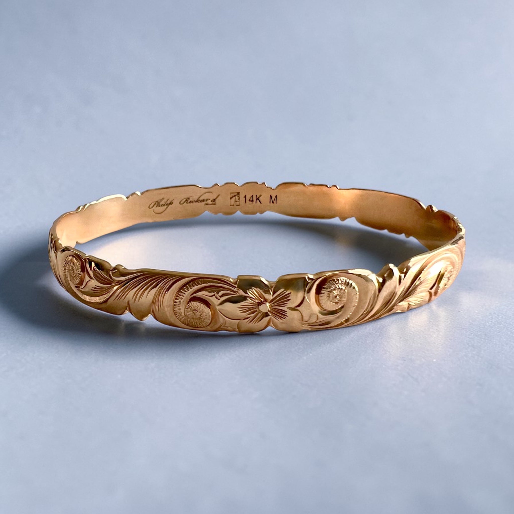 Scalloped Old English & 2x Hibiscus 8mm Makana Bangle Bracelet in 14K