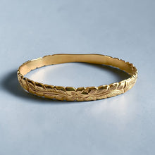 Load image into Gallery viewer, Scalloped Long Leaf Maile 8mm "Kuuipo" Bangle Bracelet in 14K Yellow Gold in size 8
