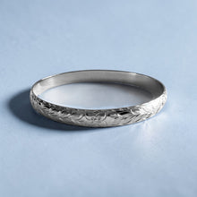 Load image into Gallery viewer, Maile &amp; Hibiscus 8mm "Kuuipo" Bangle Bracelet in 14K White Gold in size 7 1/2

