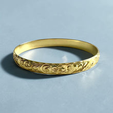 Load image into Gallery viewer, Old English &amp; Hibiscus 8mm Bangle Bracelet in 14K Green Gold in size 7 1/4
