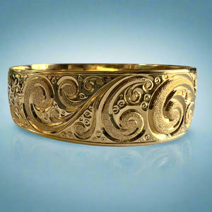 Old English & Hibiscus 18mm "Kuuipo" Hawaiian Bangle Bracelet in 14K Yellow Gold