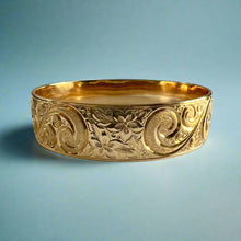 Load image into Gallery viewer, Old English &amp; Hibiscus 18mm &quot;Kuuipo&quot; Hawaiian Bangle Bracelet in 14K Yellow Gold
