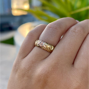 Tri-Color Scalloped 6mm Hibiscus & Old English Hawaiian Ring in 14K Gold