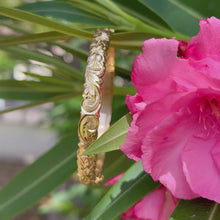 Load and play video in Gallery viewer, Scalloped Old English &amp; Hibiscus 8mm Hawaiian Bangle in 14K Yellow Gold

