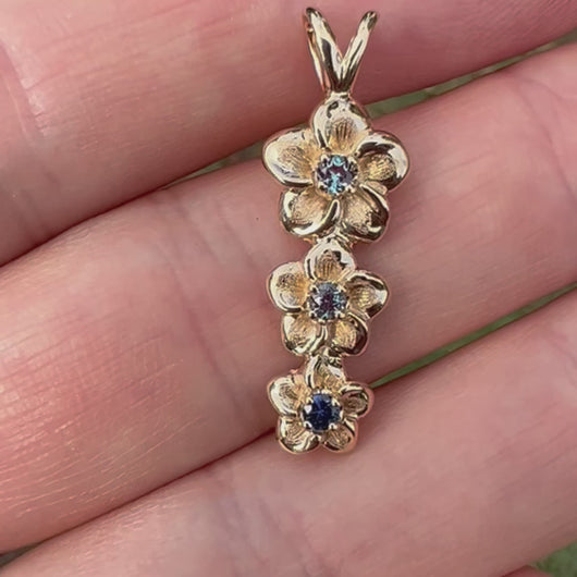 Hawaiian flowers pendant with blue stones 