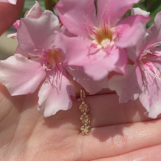 Hawaiian plumerias pendant in yellow gold 