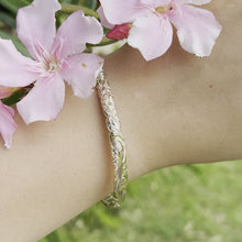 Load and play video in Gallery viewer, Scalloped Old English w/ Plumeria &amp; Hibiscus 6mm Hawaiian Bangle in 14K Yellow Gold
