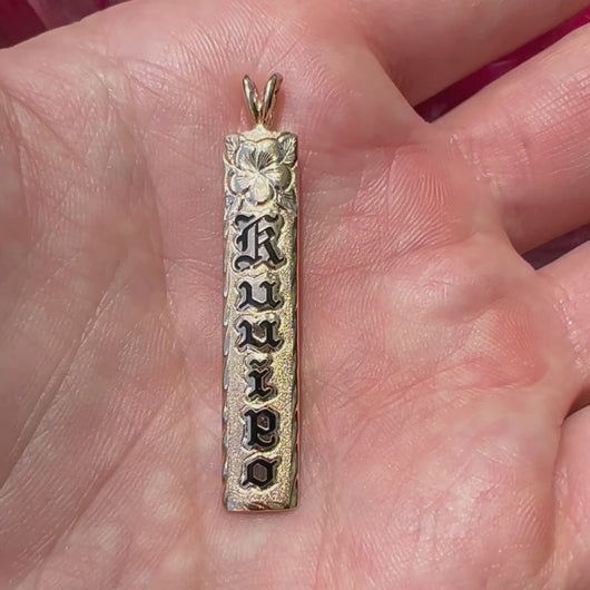 Hawaiian vertical pendant with engraving and enamel Kuuipo name 