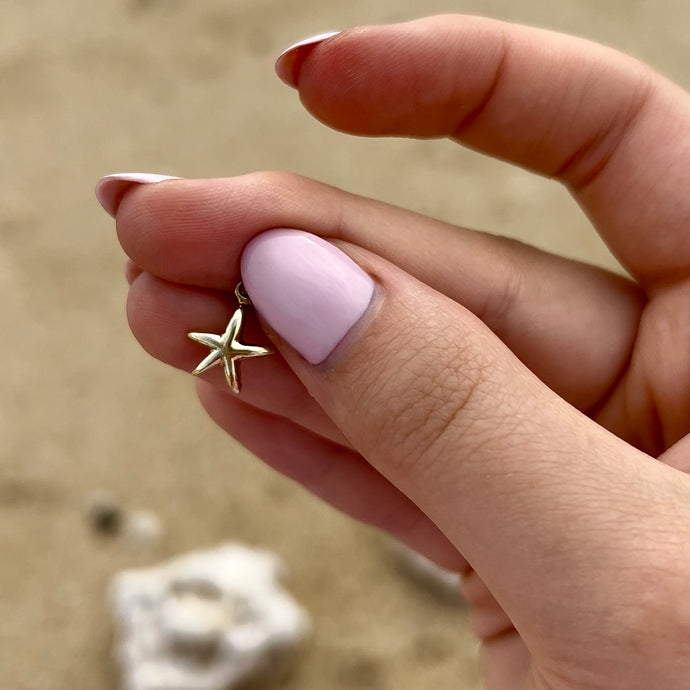 Starfish charm in yellow gold